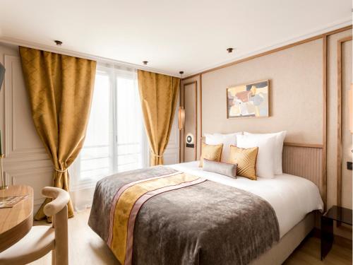 une chambre d'hôtel avec un lit et une fenêtre dans l'établissement Merveil - Signature Suite - Opera - Rougemont III, à Paris