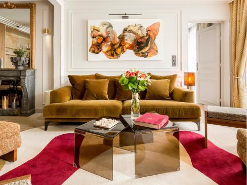un salon avec un canapé et une table dans l'établissement Merveil - Signature Suite - Opera - Rougemont III, à Paris
