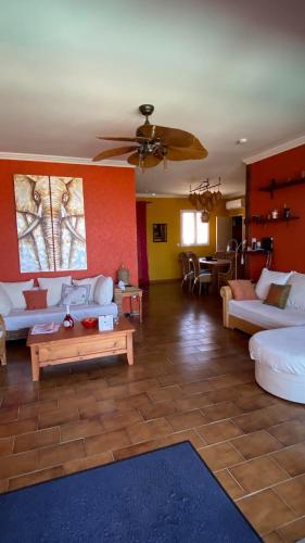 un salon avec deux canapés et une table dans l'établissement Villa Hoi An, à Fitou