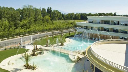een gebouw met een zwembad met een waterpark bij Casa Royale al Relais Du Lac in Desenzano del Garda