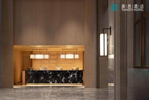 a lobby with a counter in a building at Zhuhai Tangyi Hotel in Zhuhai