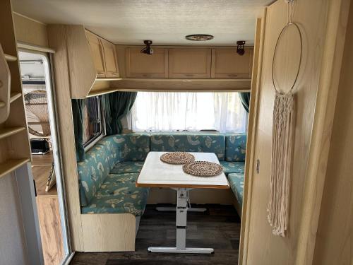 una mesa pequeña en la parte trasera de una caravana en Mietwohnwagen 2 Personen, en Behrensdorf
