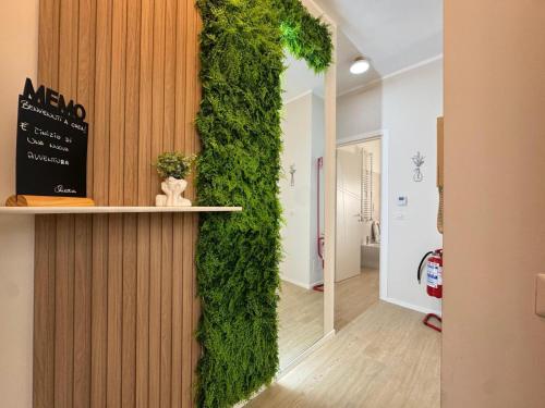 a green ivy wall in a hallway at A Casa di Laura in Ladispoli