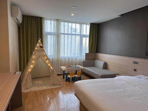 une chambre avec un lit et une tente de jeu dans l'établissement IU Hotel Zhengzhou Wenhua Road Sanquan Road Branch, à Zhengzhou