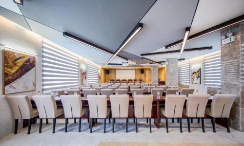 a large conference room with a long table and chairs at James Joyce Coffetel·Lijiang Old Town Centeral in Lijiang