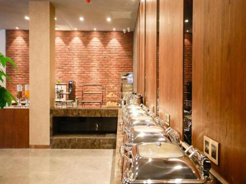 a row of sinks in a bar in a restaurant at James Joyce Coffetel Harbin Railway Station Songlei Yuanda Pedestrian Street in Harbin