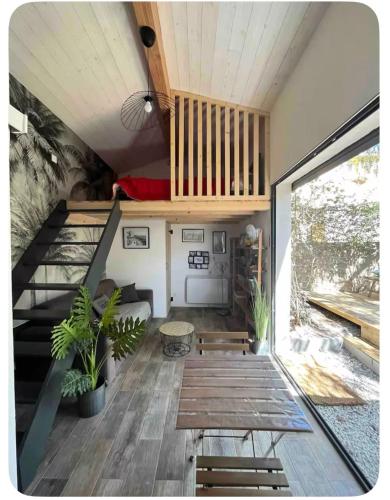 une petite maison avec un escalier et un salon dans l'établissement Atelier, à Saint-Mandrier-sur-Mer