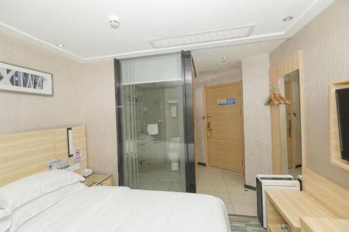 une chambre avec un lit et une salle de bain avec douche dans l'établissement City Comfort Inn Shenzhen Longhua District Government, à Tiantangwei