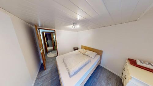 une petite chambre avec un lit et un miroir dans l'établissement F5 - Rue Dauphine, au Havre