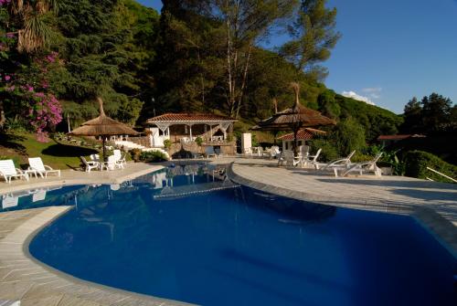 einen Pool mit Stühlen und Sonnenschirmen in der Unterkunft Portezuelo Hotel in Salta