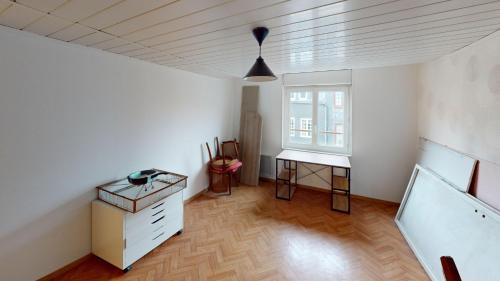 une chambre vide avec un bureau et une fenêtre dans l'établissement F5 - Rue Dauphine, au Havre