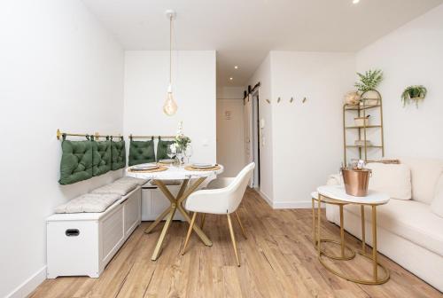 un salon avec une table, des chaises et un canapé dans l'établissement Cosy studio rénové - Proche de la mer - DI, à Menton