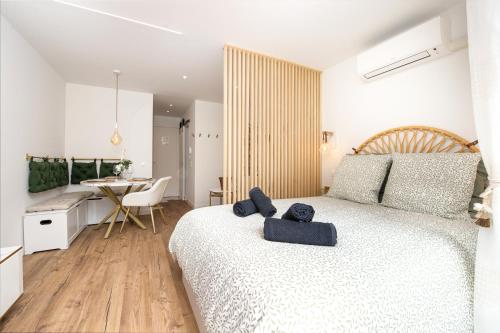 une chambre avec un lit avec deux serviettes dessus dans l'établissement Cosy studio rénové - Proche de la mer - DI, à Menton