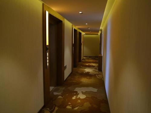 an empty hallway of a hotel with a corridorngthngthngthngthngthngthngth at James Joyce Coffetel Shenyang North Railway Station Qishan Road Metro Station in Shenyang