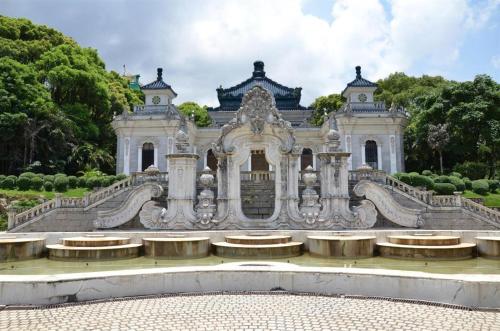 a building with a fountain in front of it at Xana Hotelle Zhuhai Gongbei Port in Zhuhai