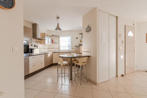 Kuchyňa alebo kuchynka v ubytovaní Maison proche de la plage