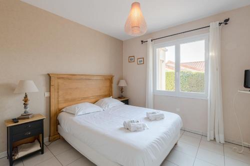a bedroom with a bed with two towels on it at La Retzienne - Parking - Jardin in Prigny