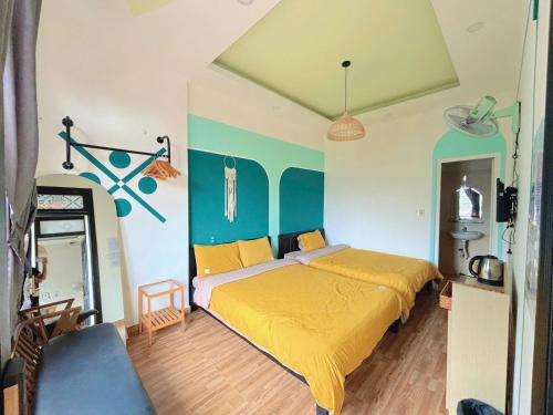 Postel nebo postele na pokoji v ubytování GoldenOne Đà Lạt