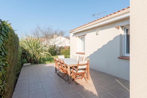 a table and chairs on the patio of a house at La Retzienne - Parking - Jardin in Prigny