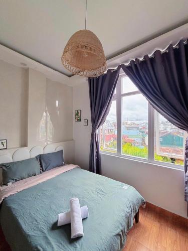Postel nebo postele na pokoji v ubytování GoldenOne Đà Lạt