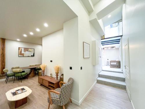 un salon avec une table et des chaises dans l'établissement Urban Flat 199 - Parisian 5 Bedroom Central Flat, à Paris