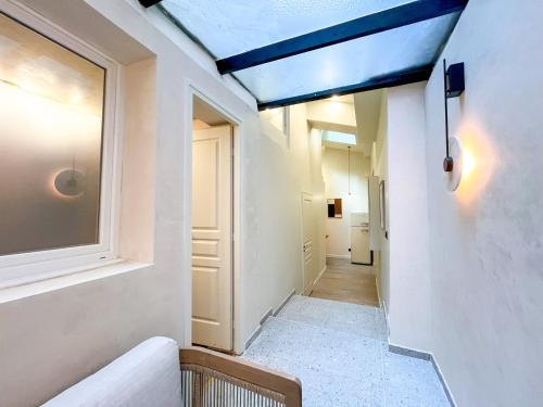 un couloir avec un plafond bleu et une fenêtre dans l'établissement Urban Flat 199 - Parisian 5 Bedroom Central Flat, à Paris