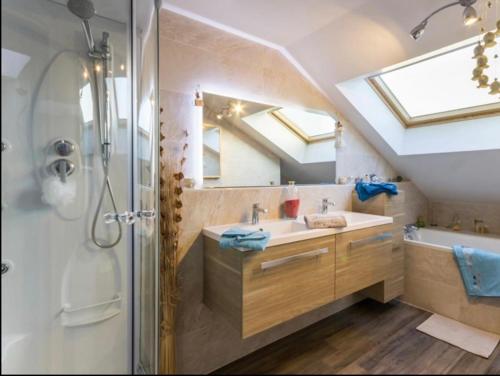 La salle de bains est pourvue d'un lavabo, d'une douche et d'une lucarne. dans l'établissement La vague salée, à Hermanville-sur-Mer