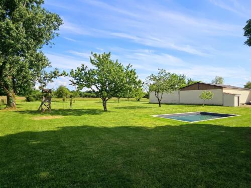 Photo de la galerie de l'établissement Maison en pierre, Piscine chauffée, Parc 1Ha, à Cours-de-Pile