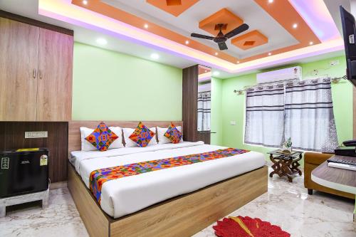 Postel nebo postele na pokoji v ubytování FabHotel JBL - Near Kolkata Airport
