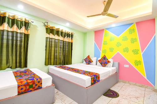 Postel nebo postele na pokoji v ubytování FabHotel JBL - Near Kolkata Airport