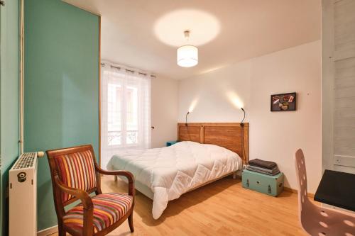a bedroom with a bed and a chair at Au 81 - Maison De Ville à Louer in Moirans