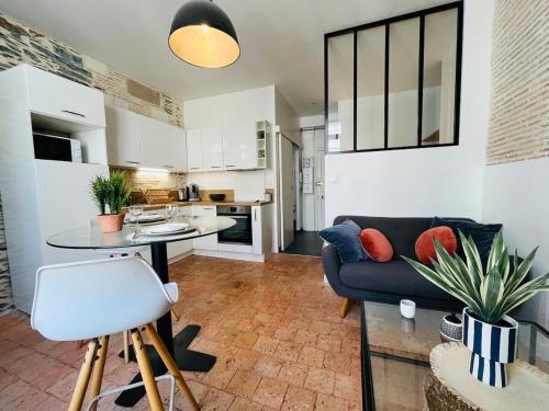 un salon avec un canapé et une table dans l'établissement Casa Coeur Ville, à Angers