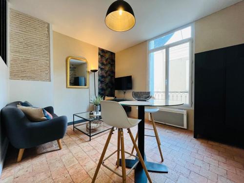 un salon avec une table et une chaise dans l'établissement Casa Coeur Ville, à Angers