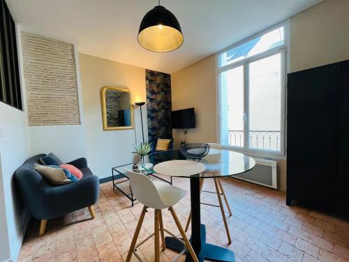 un salon avec une table et une chaise dans l'établissement Casa Coeur Ville, à Angers