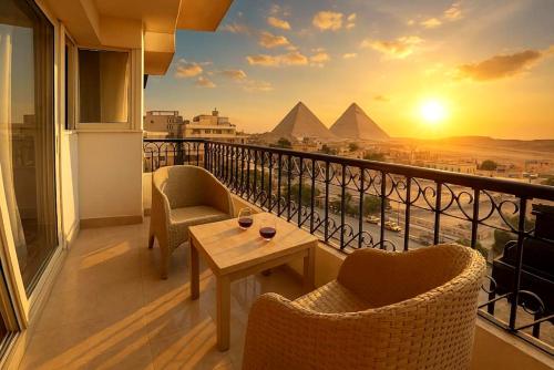 Retro Chic Pyramids View Museum Walking Distance