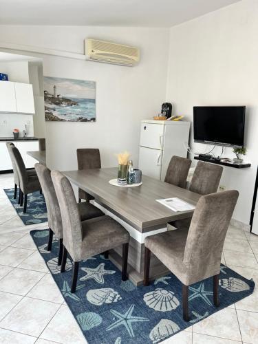 TV a/nebo společenská místnost v ubytování Apartments B&B