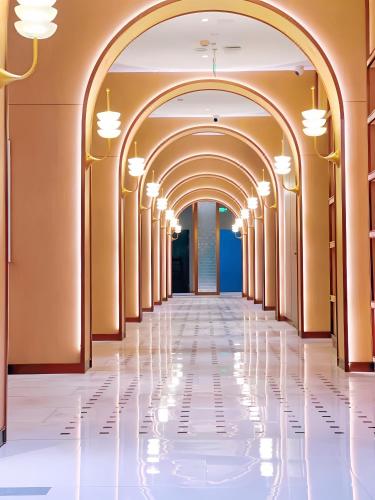 an aisle in a hotel hallway with an archway at Magnotel Guilin Elephant Trunk Hill in Guilin
