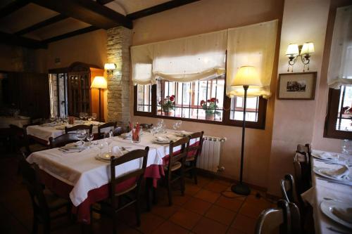 a dining room with tables and chairs in a restaurant at Hotel Rural Los Abriles in El Toro