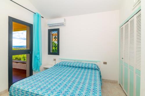 Postel nebo postele na pokoji v ubytování Villa Vista Mare Cala Ginepro