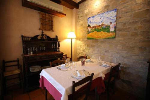 a dining room with a table and a painting on the wall at Hotel Rural Los Abriles in El Toro