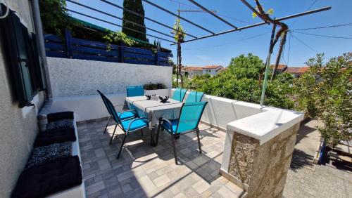 プナトにあるApartman Mocicのバルコニーにテーブルと椅子が置かれたパティオ