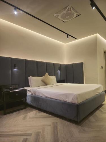 Una cama o camas en una habitación de HCC Abbottabad