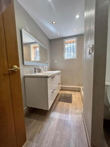 une salle de bain avec un lavabo et un miroir dans l'établissement Maison calme sur la côte d'azur, à La Celle-sous-Gouzon