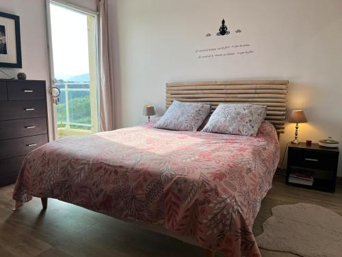 une chambre avec un grand lit et une fenêtre dans l'établissement Maison calme sur la côte d'azur, à La Celle-sous-Gouzon