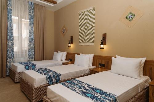 Ένα ή περισσότερα κρεβάτια σε δωμάτιο στο Karvon saroy hotel