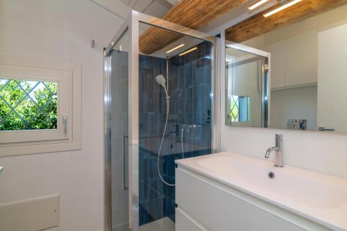 ein Badezimmer mit Dusche und Waschbecken in der Unterkunft Villa Cactus, Costa Corallina in Olbia