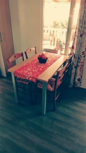 une table avec un chiffon rouge et un bol sur elle dans l'établissement La détente, à Gastes