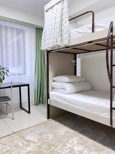 Compass Hostel Sydykovaにあるベッド