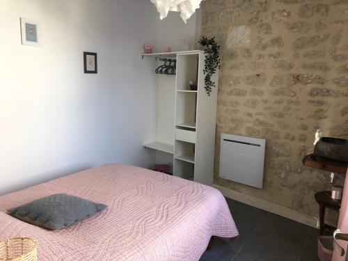 サン・ピエール・ドレロンにあるPort La Cotinière 100m plage et commercesのベッドルーム1室(ピンクの毛布付きのベッド1台付)