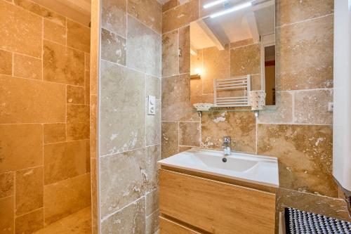 a bathroom with a sink and a mirror at La Mijotière - maison avec piscine et grand jardin in Thénac